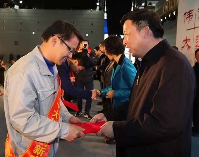 不仅人民日报为他打CALL，原市委组织部部长也磕上了他