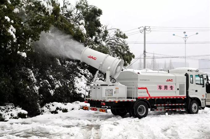 江淮汽车亮出“除雪神器”，用喷雾器使劲“吹”！