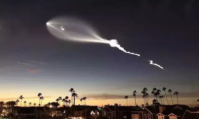 洛杉矶上空惊现UFO？其实是蒂森克虏伯参与的猎鹰9号发射啦！